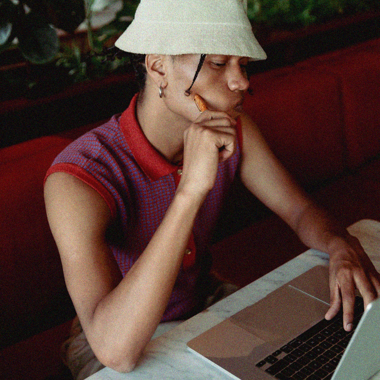 Subscribe - Person with laptop thinking